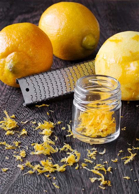 Sep 30, 2021 ... Using a chopping board or a flat plate on your countertop, hold the lemon in one hand, and the zester in the other, and start grating. Keep ...